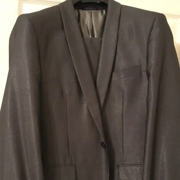 💫 $200 FIRM UNLESS BUNDLED *** SUPER SLEEK CHARCOAL SLIM FIT SUIT💫