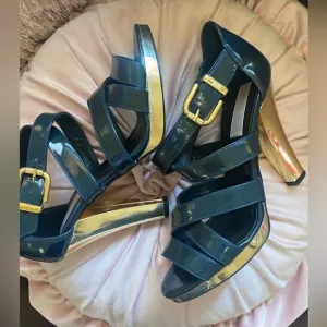 🎀 Made in ITALY Michael Kors Heels Shoes Size 7 M Gorgeous patent leather color