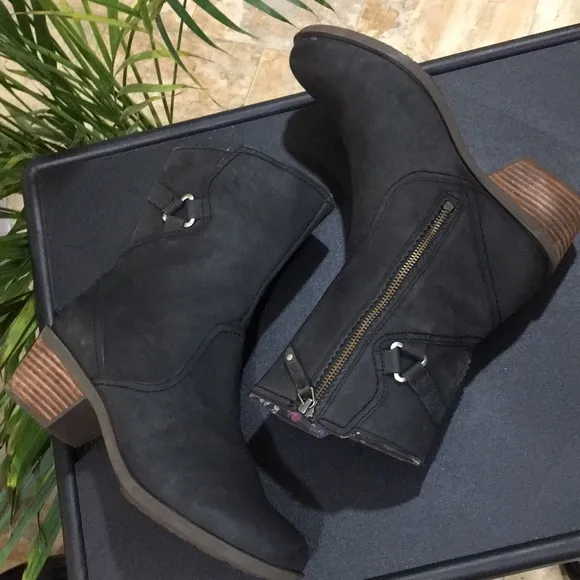 🌺 TEVA Foxy Mid Leather Boots