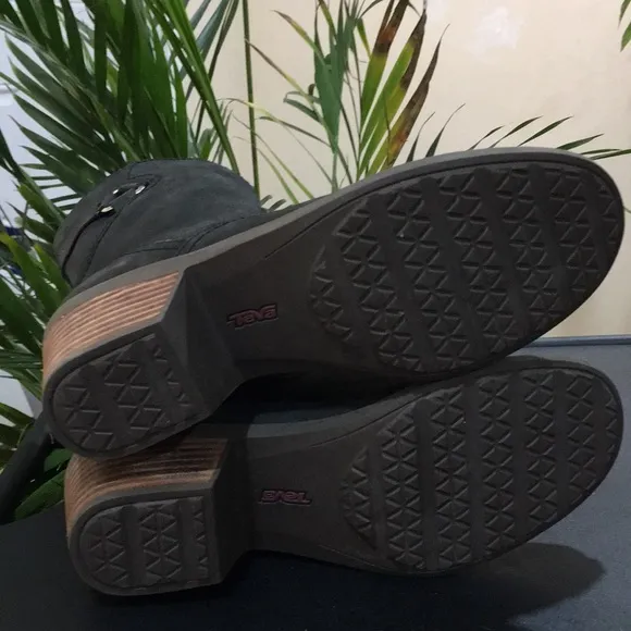 🌺 TEVA Foxy Mid Leather Boots