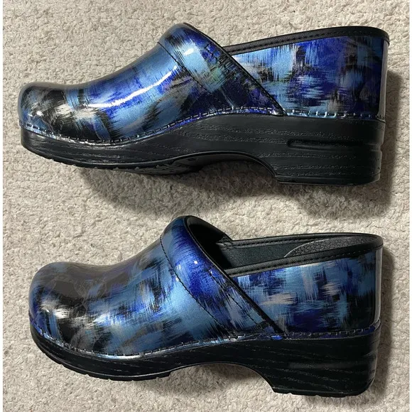 3156 Dansko Clogs Womens 11.5 EU 42 Professional Shoes Blue Brush Patent Leather