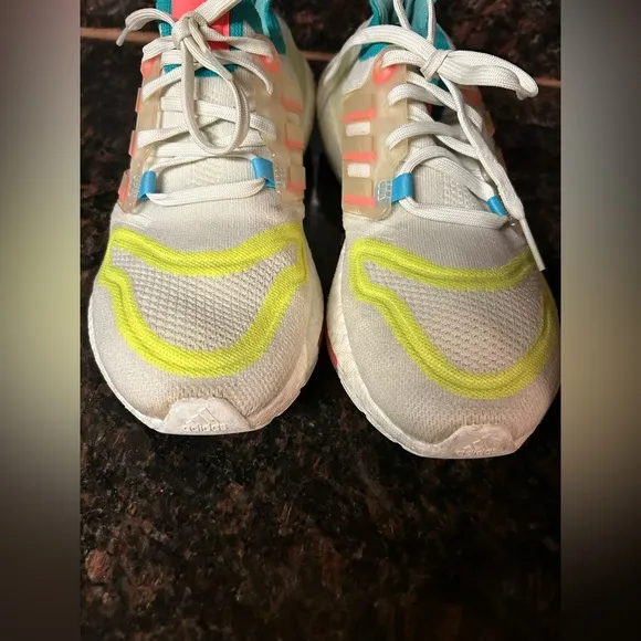 Adidas Women's UltraBoost 22 Running ShoesWhite Turbo Mint size 9