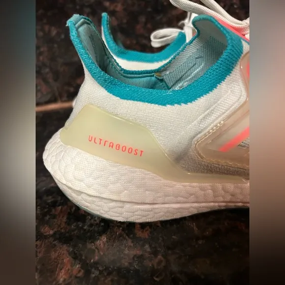 Adidas Women's UltraBoost 22 Running ShoesWhite Turbo Mint size 9