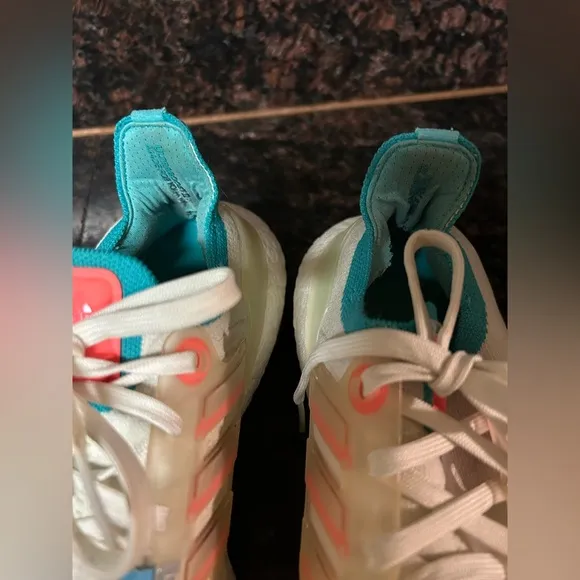 Adidas Women's UltraBoost 22 Running ShoesWhite Turbo Mint size 9