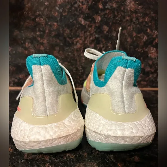 Adidas Women's UltraBoost 22 Running ShoesWhite Turbo Mint size 9