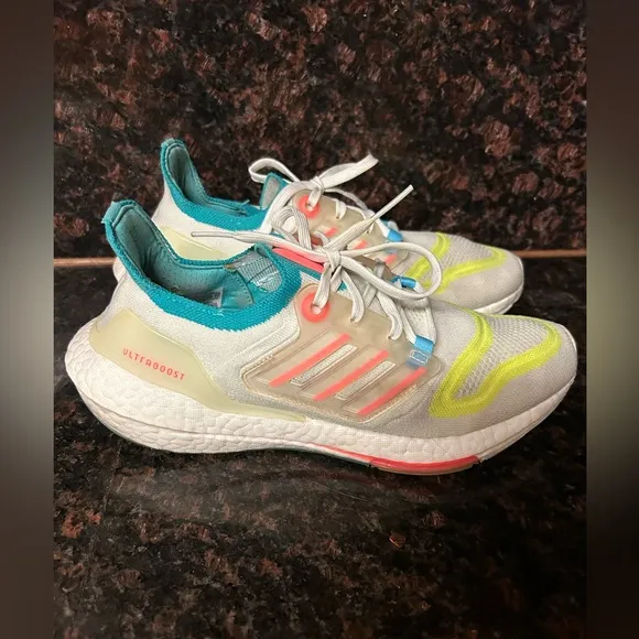 Adidas Women's UltraBoost 22 Running ShoesWhite Turbo Mint size 9