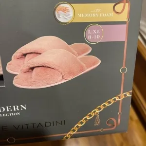 Adrienne Vittadini‎ memory foam plush slippers