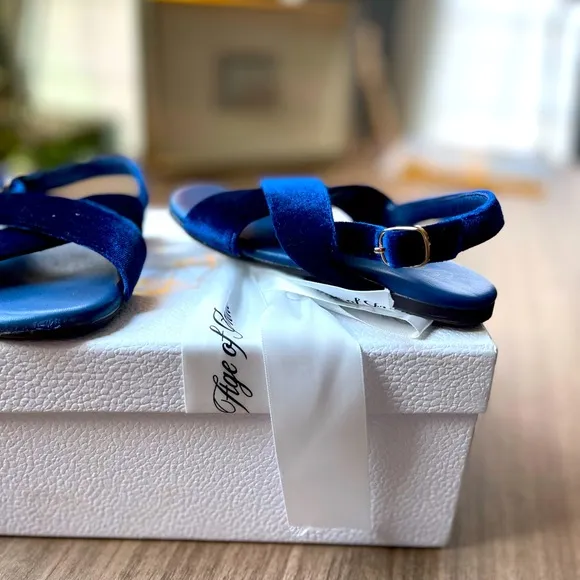 Age of innocence velvet shoes, size 27