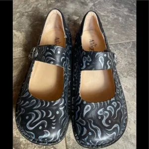 Algeria women’s shoes sz 40/10