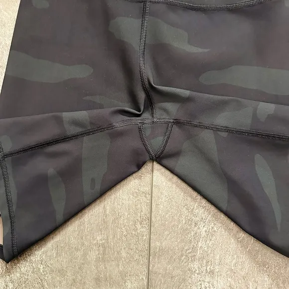 Alo High-Waist Vapor Camo Bike Shorts 8” Size XS EUC