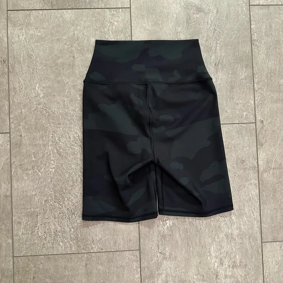 Alo High-Waist Vapor Camo Bike Shorts 8” Size XS EUC