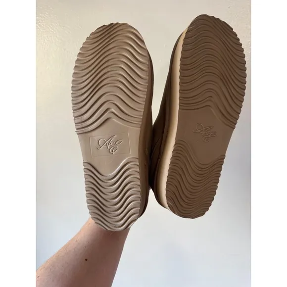 American Eagle Slippers, Size 8, Beige