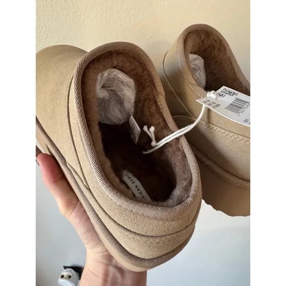 American Eagle Slippers, Size 8, Beige