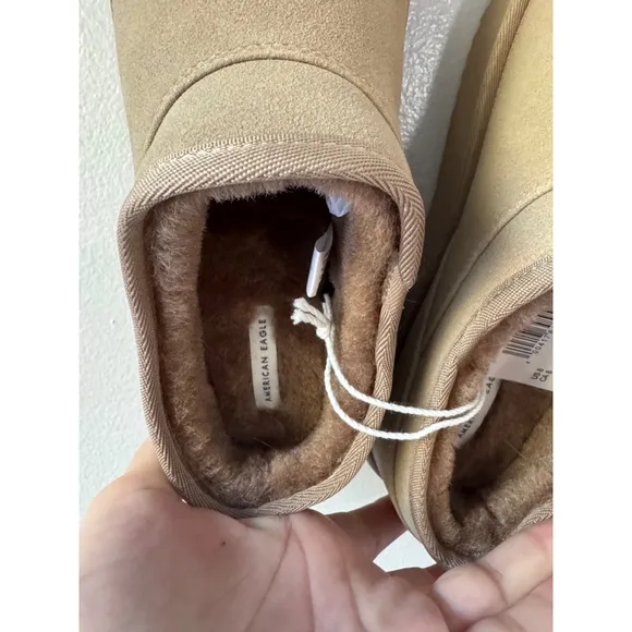 American Eagle Slippers, Size 8, Beige