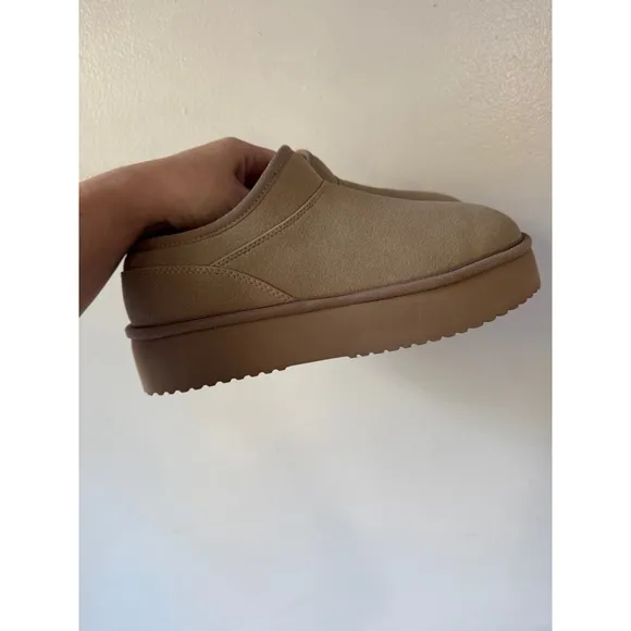 American Eagle Slippers, Size 8, Beige