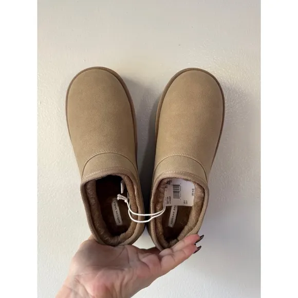 American Eagle Slippers, Size 8, Beige