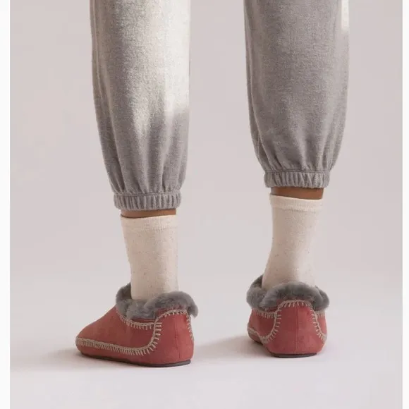 Anthropologie brand new Laidback London Dusty Pink Cozy shearling slippers🌈🧘
