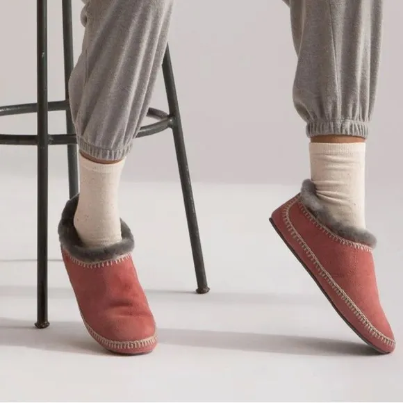 Anthropologie brand new Laidback London Dusty Pink Cozy shearling slippers🌈🧘