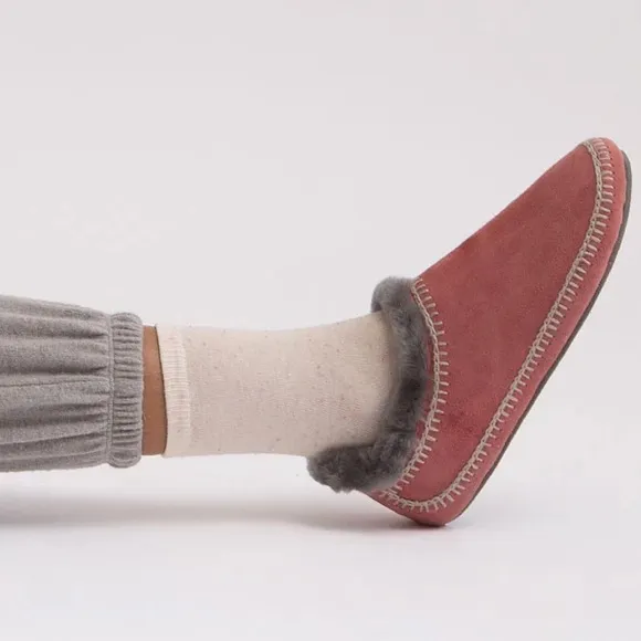 Anthropologie brand new Laidback London Dusty Pink Cozy shearling slippers🌈🧘
