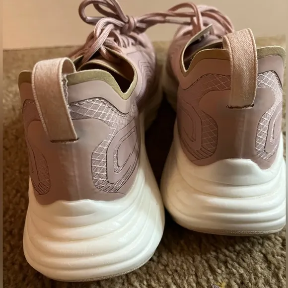 APL Women’s Streamline Champagne/NWT Rose Dust running gym shoes