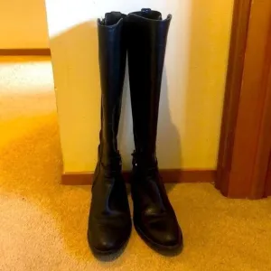 𝅺Aquatalia mid calf black leather boots