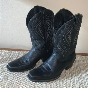 Ariat Men’s Black Leather Cowboy Boots with Intricate Stitching Size 12 D