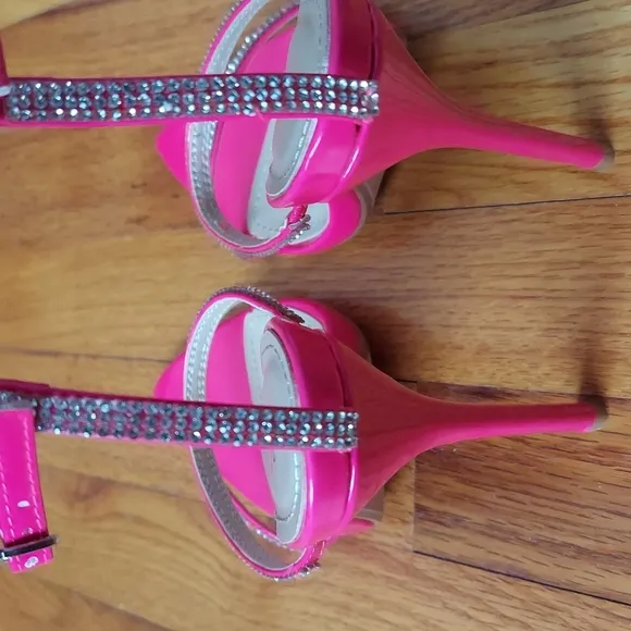 Bella Marie Geneva Neon Pink Faux Patent Leather Heels Size 8.5 NWOT