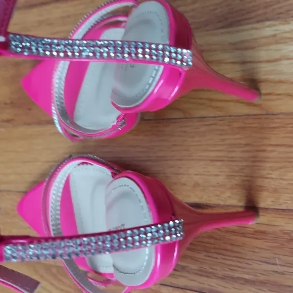 Bella Marie Geneva Neon Pink Faux Patent Leather Heels Size 8.5 NWOT
