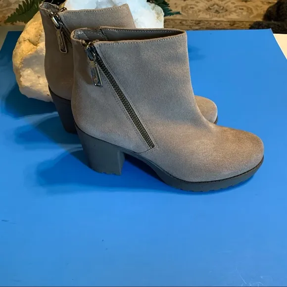 Blonde waterproof heel ankle boots.