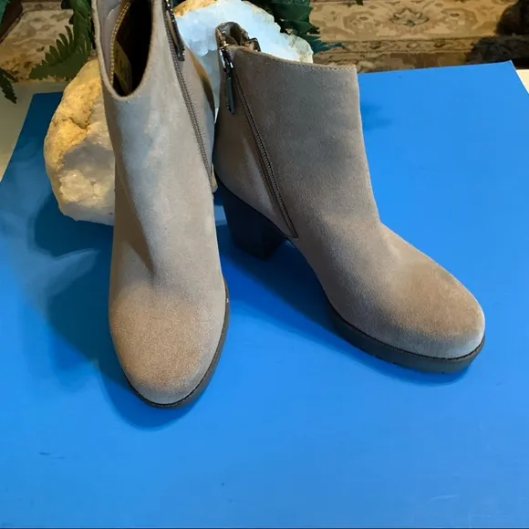Blonde waterproof heel ankle boots.