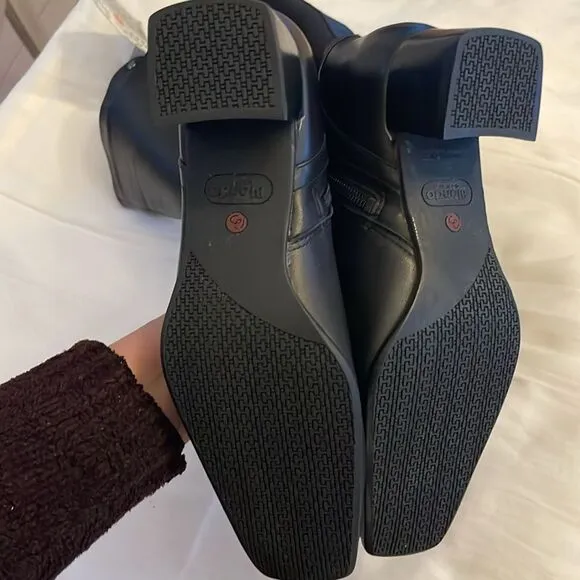 BLONDO CANADA WATERPROOF LEATHER BOOTS.   NEW.  STYLE IS TRUDY
