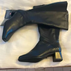 BLONDO CANADA WATERPROOF LEATHER BOOTS.   NEW.  STYLE IS TRUDY