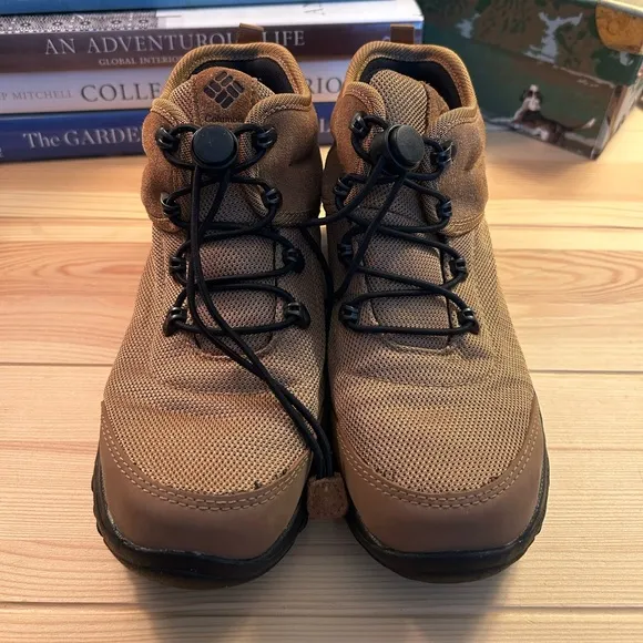 ✨BNWOT - Columbia Waterproof Big Kids’ Fairbanks Mid Boots - size 5✨