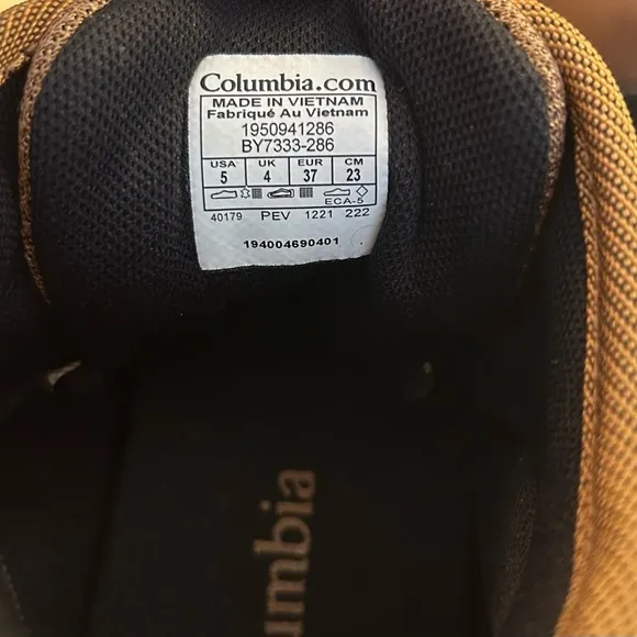 ✨BNWOT - Columbia Waterproof Big Kids’ Fairbanks Mid Boots - size 5✨