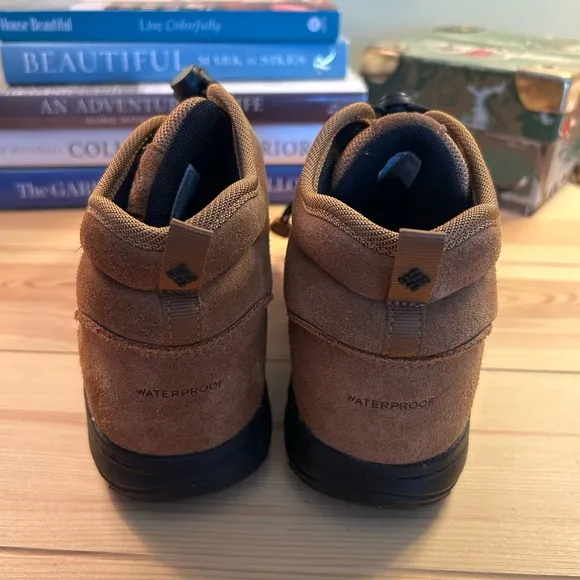 ✨BNWOT - Columbia Waterproof Big Kids’ Fairbanks Mid Boots - size 5✨