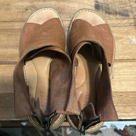 Born Iwa Leather Cross Over Back Zip Peep Toe Sandal Shoes Cuoio Brown