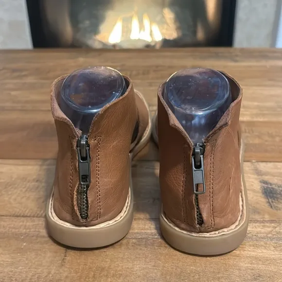 Born Iwa Leather Cross Over Back Zip Peep Toe Sandal Shoes Cuoio Brown
