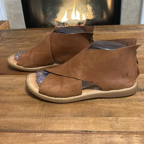 Born Iwa Leather Cross Over Back Zip Peep Toe Sandal Shoes Cuoio Brown