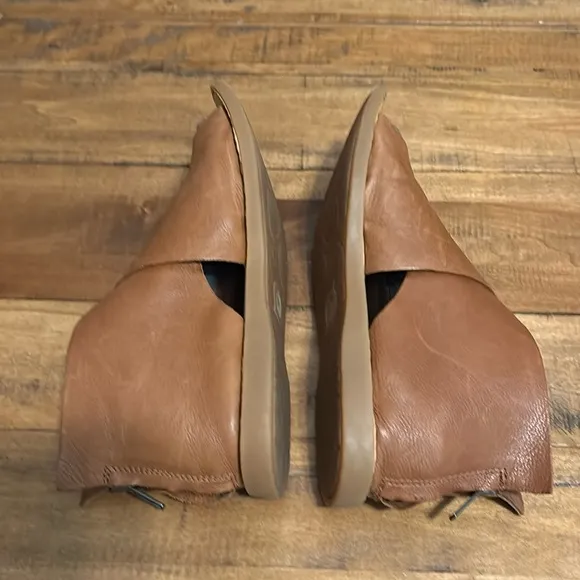Born Iwa Leather Cross Over Back Zip Peep Toe Sandal Shoes Cuoio Brown