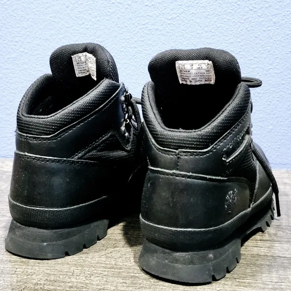Boys Size 2.5 Euro Hiker Mid Lace-Up Boots in Black