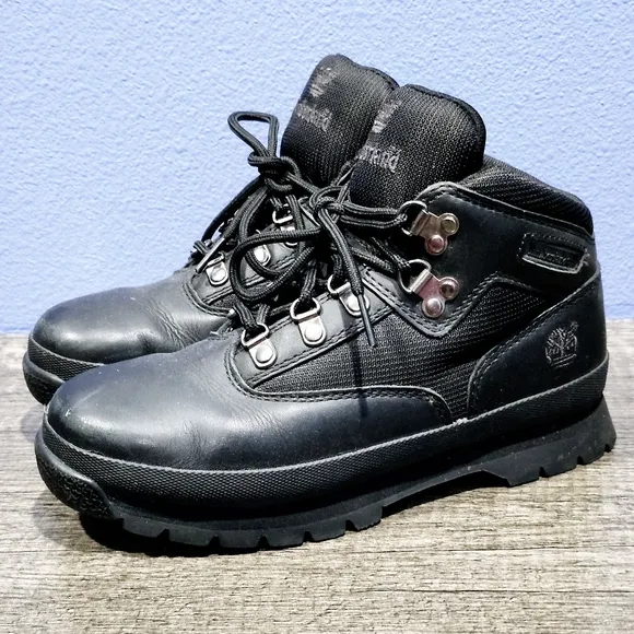 Boys Size 2.5 Euro Hiker Mid Lace-Up Boots in Black