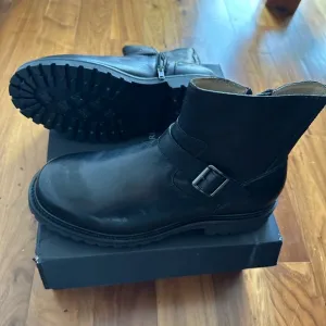 Brand new Banana Republic men’s boots