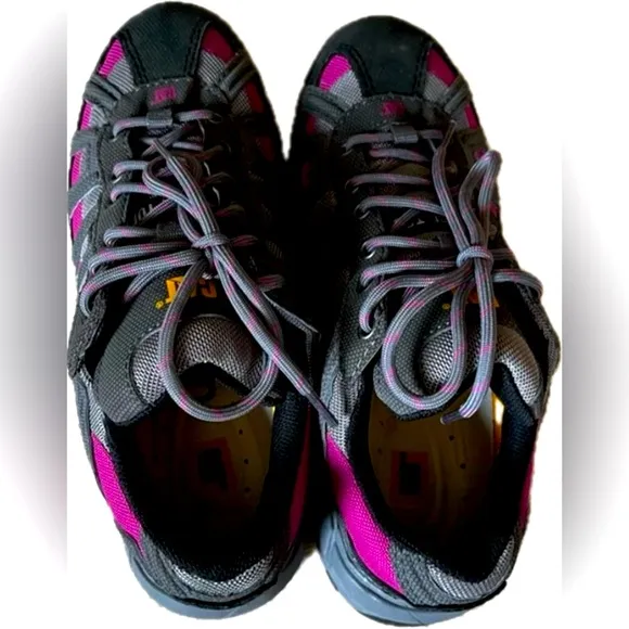 CAT slip resistant women’s shoes. Excellent condition. Size 8