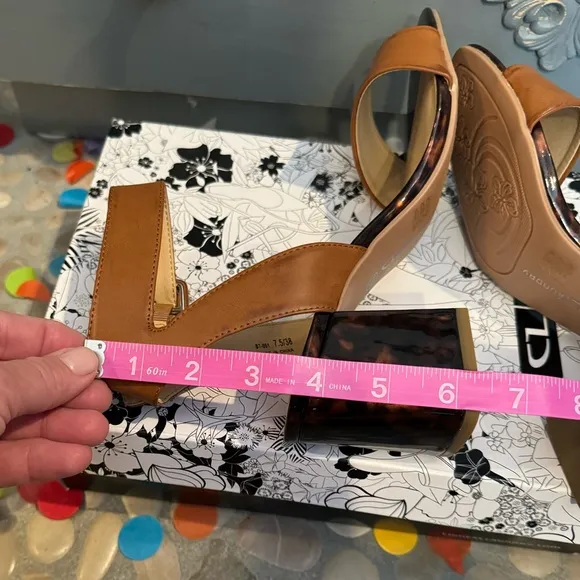 CHINESE LAUNDRY Strappy fun sandals with artsy  chunky heel🤎🖤🤎