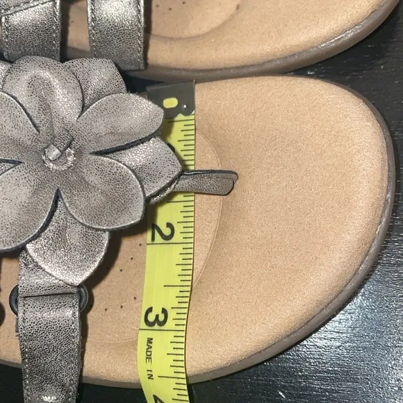 Clark’s Elizabelle Mae Pewter Metallic. Size 8.5-9.  Floral Embellishments. NWOT