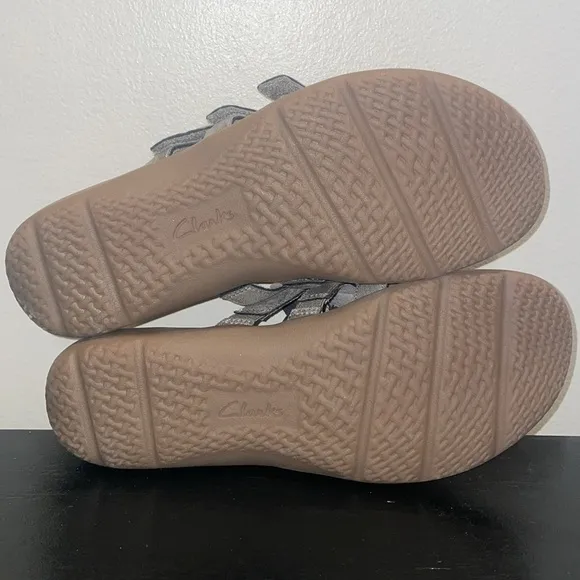Clark’s Elizabelle Mae Pewter Metallic. Size 8.5-9.  Floral Embellishments. NWOT