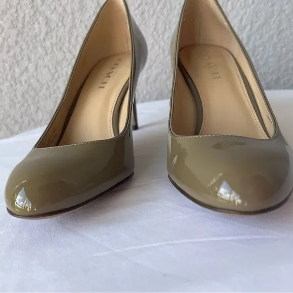 Coach Devon Gray Olive Slip on Round Toe Patent Leather Pumps Size 8.5B