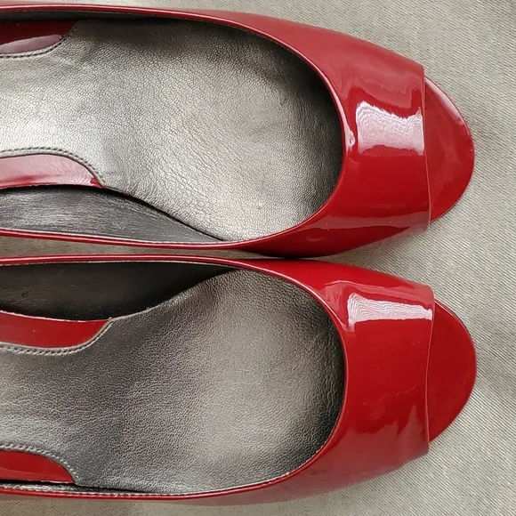 COLE HAAN NIKE AIR Cherry Red Patent Leather Peep Toe Wedge Shoes (SIZE: 8B)