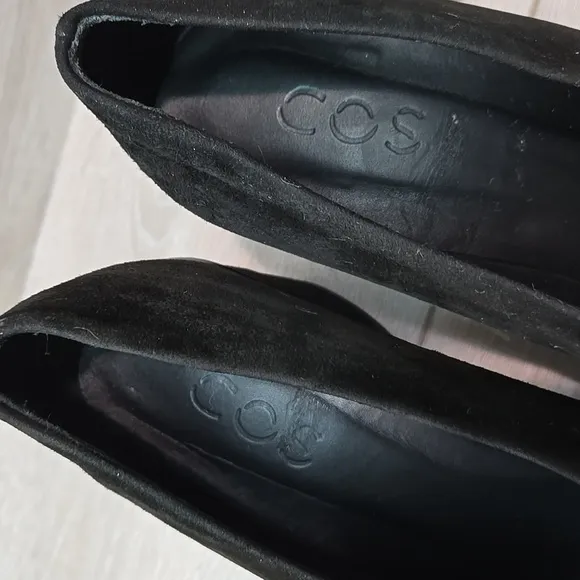 COS Women 70s V cut pump Suede The Pointed Toe Heels Shoes sz 7