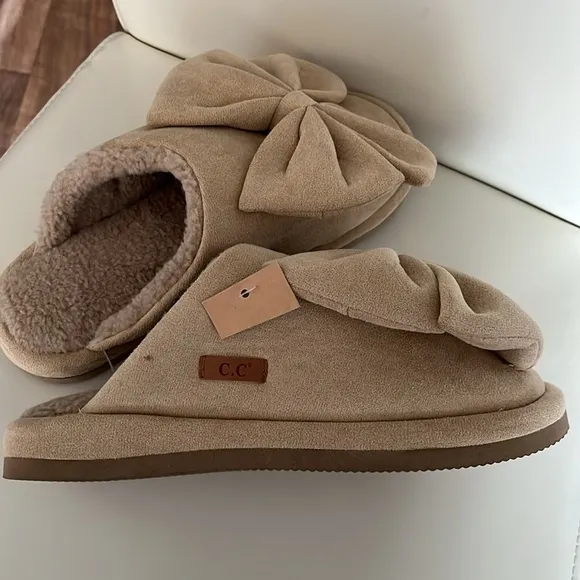Cozy Tan c.c Slippers with Bow🎊